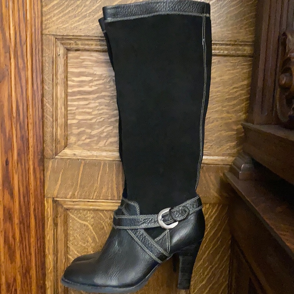 Pair of Women’s size 8 boots by Relativity in black. Leather uppers. Nice shape!